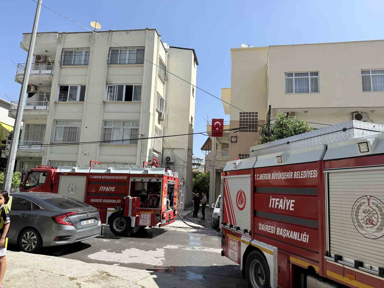 Tarsus’ta apartman dairesinde yangın paniği