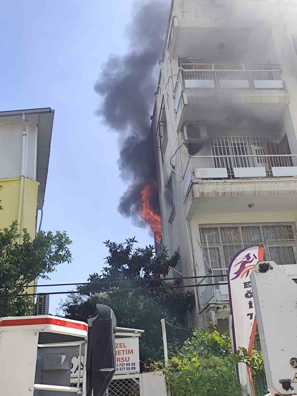 Tarsus&rsquo;ta apartman dairesinde yangın paniği
