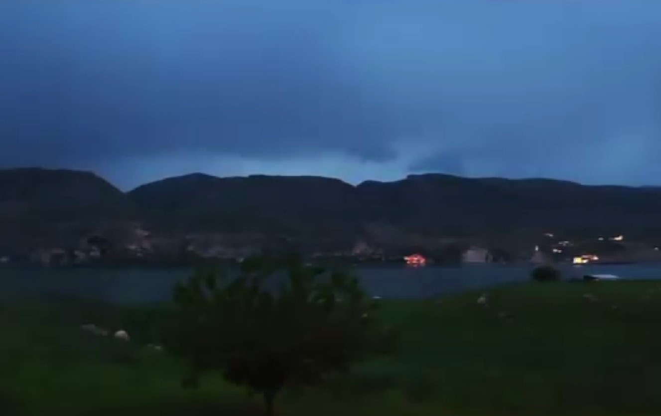Batman&rsquo;da şimşekler geceyi g&uuml;nd&uuml;ze &ccedil;evirdi
