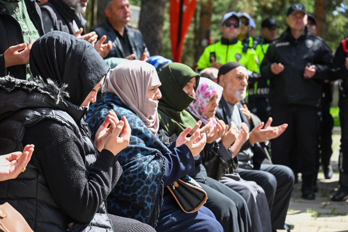 Arefe g&uuml;n&uuml; şehitlerin kabri ziyaret edildi
