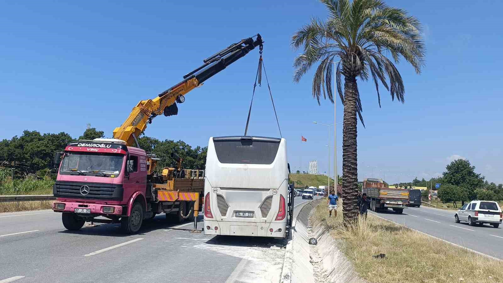 Şehirlerarası yolcu otob&uuml;s&uuml; &Ccedil;evreyolu&rsquo;nda ref&uuml;je &ccedil;ıktı: 1 yaralı
