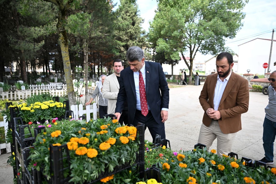 Kartepe Belediyesinden arife g&uuml;n&uuml; mezarlıklarda &ccedil;i&ccedil;ek dağıtımı
