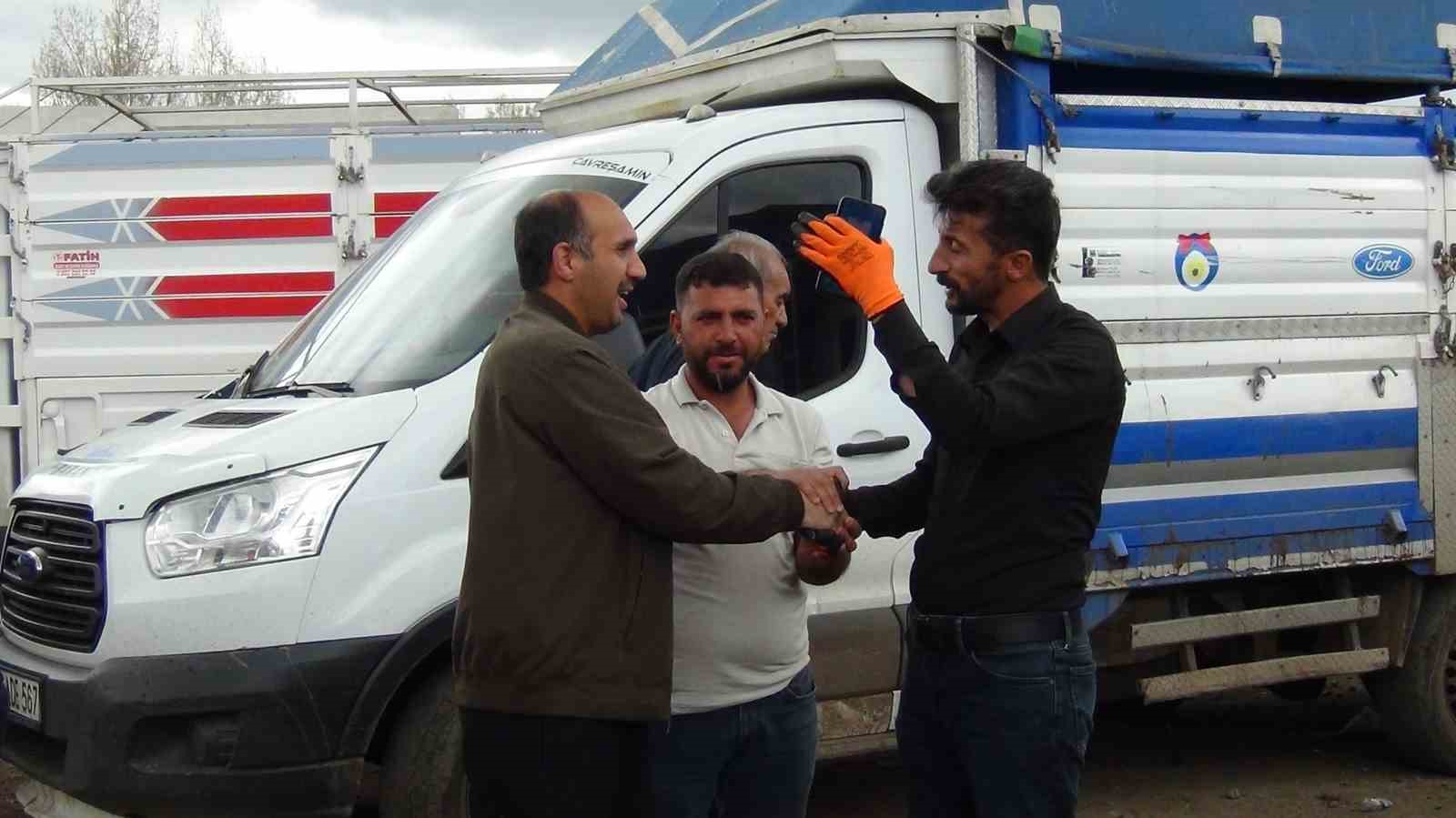 Kars&rsquo;ta kurban pazarı hareketlendi: 700 kiloluk s&uuml;slenmiş d&uuml;ve ilgi odağı oldu
