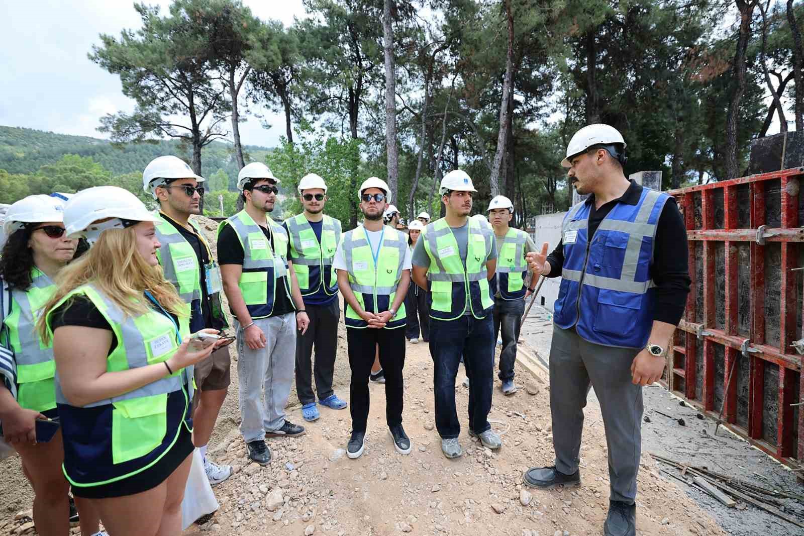 Geleceğin m&uuml;hendisleri huzurevi inşaatını gezdi
