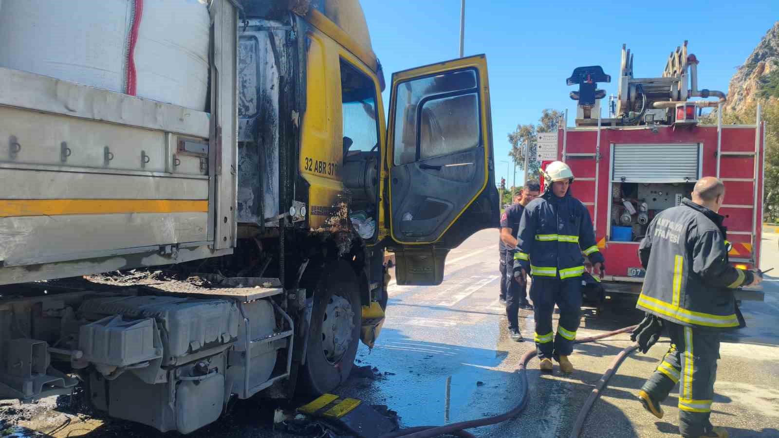 Kırmızı ışıkta bekleyen tır alevlere teslim oldu