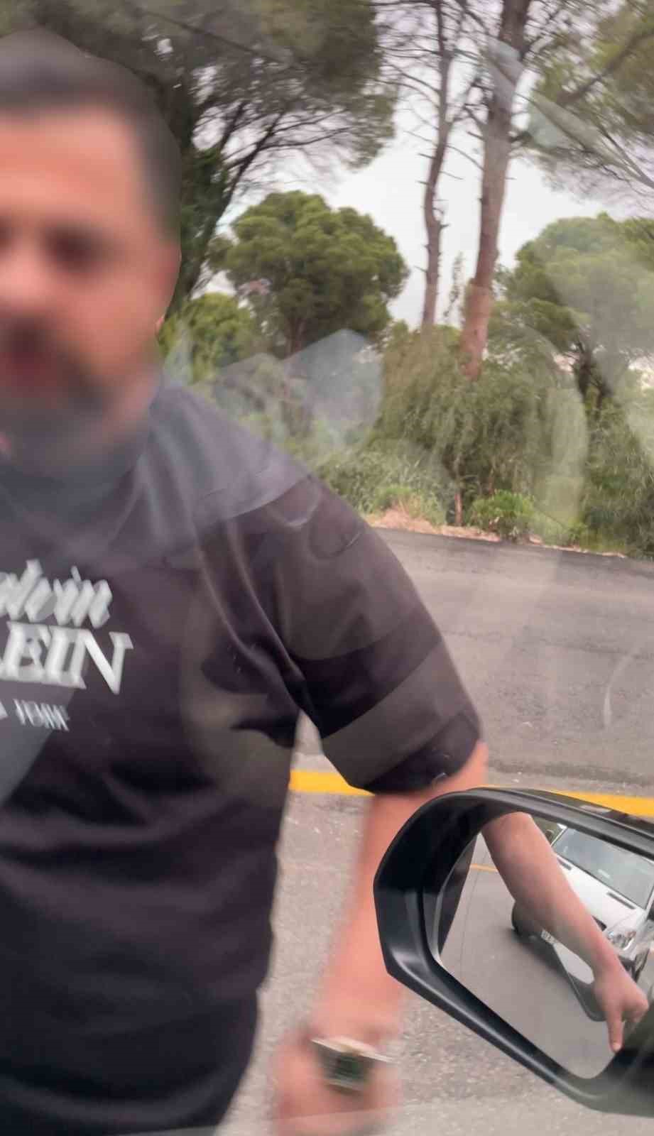 Aracın önünü kesip saldırdı, görüntüleri silmesi için tehdit etti
