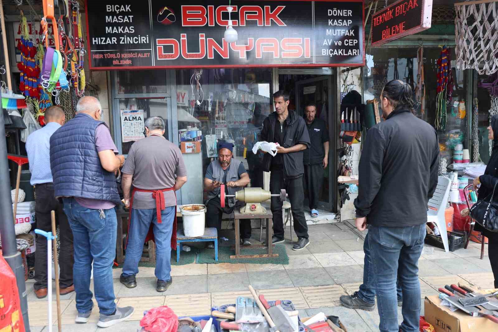 Bı&ccedil;ak bileme ustalarının &lsquo;Kurban Bayramı&rsquo; yoğunluğu başladı
