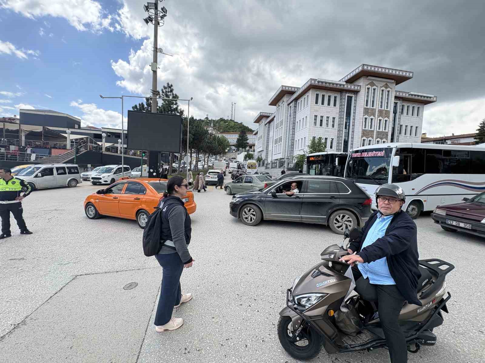 Bayram tatili i&ccedil;in il&ccedil;eye akın ettiler, n&uuml;fus 10 kat arttı
