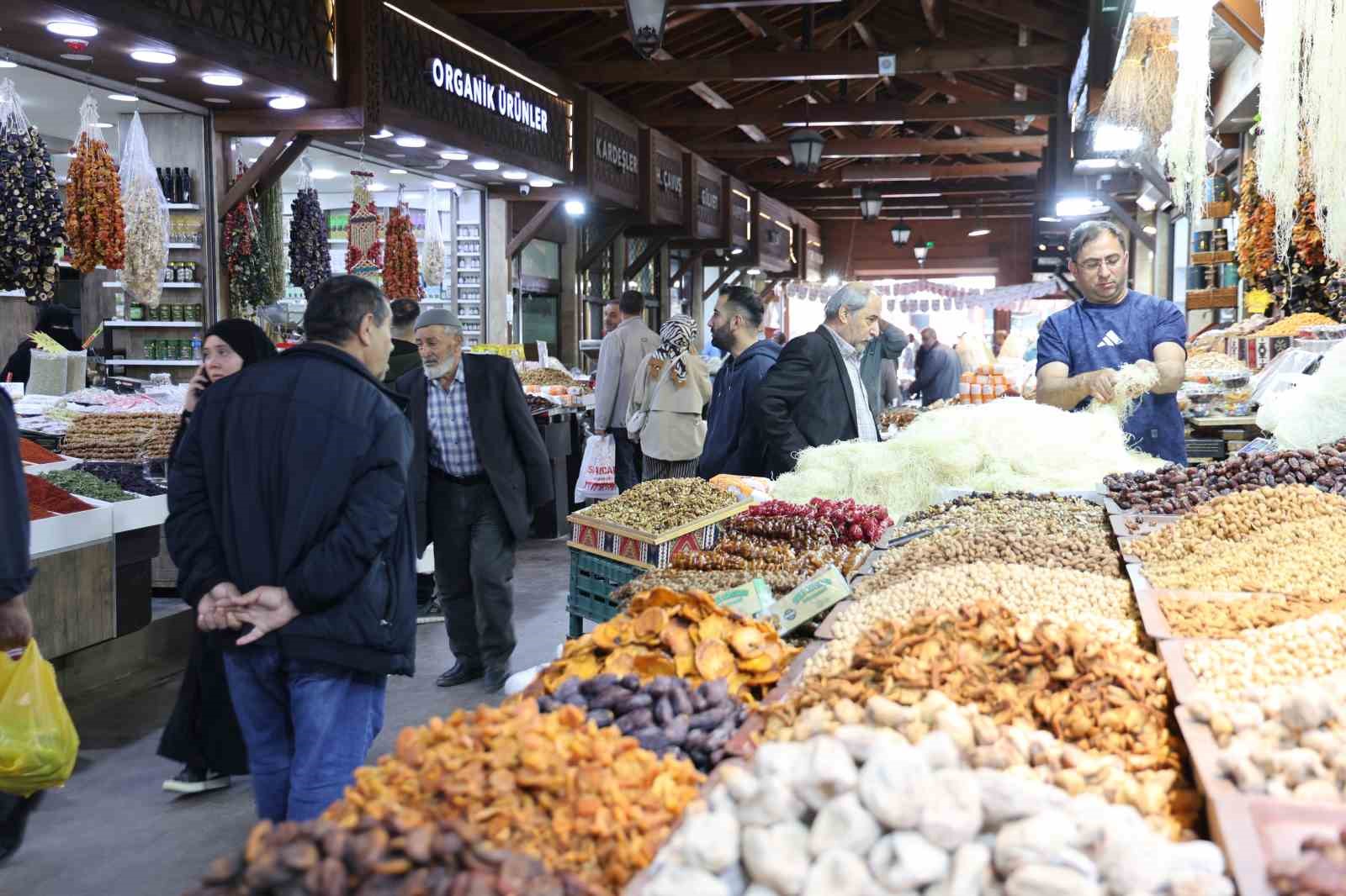 Tarihi Kapalı &Ccedil;arşı&rsquo;da Kurban Bayramı yoğunluğu yaşanıyor
