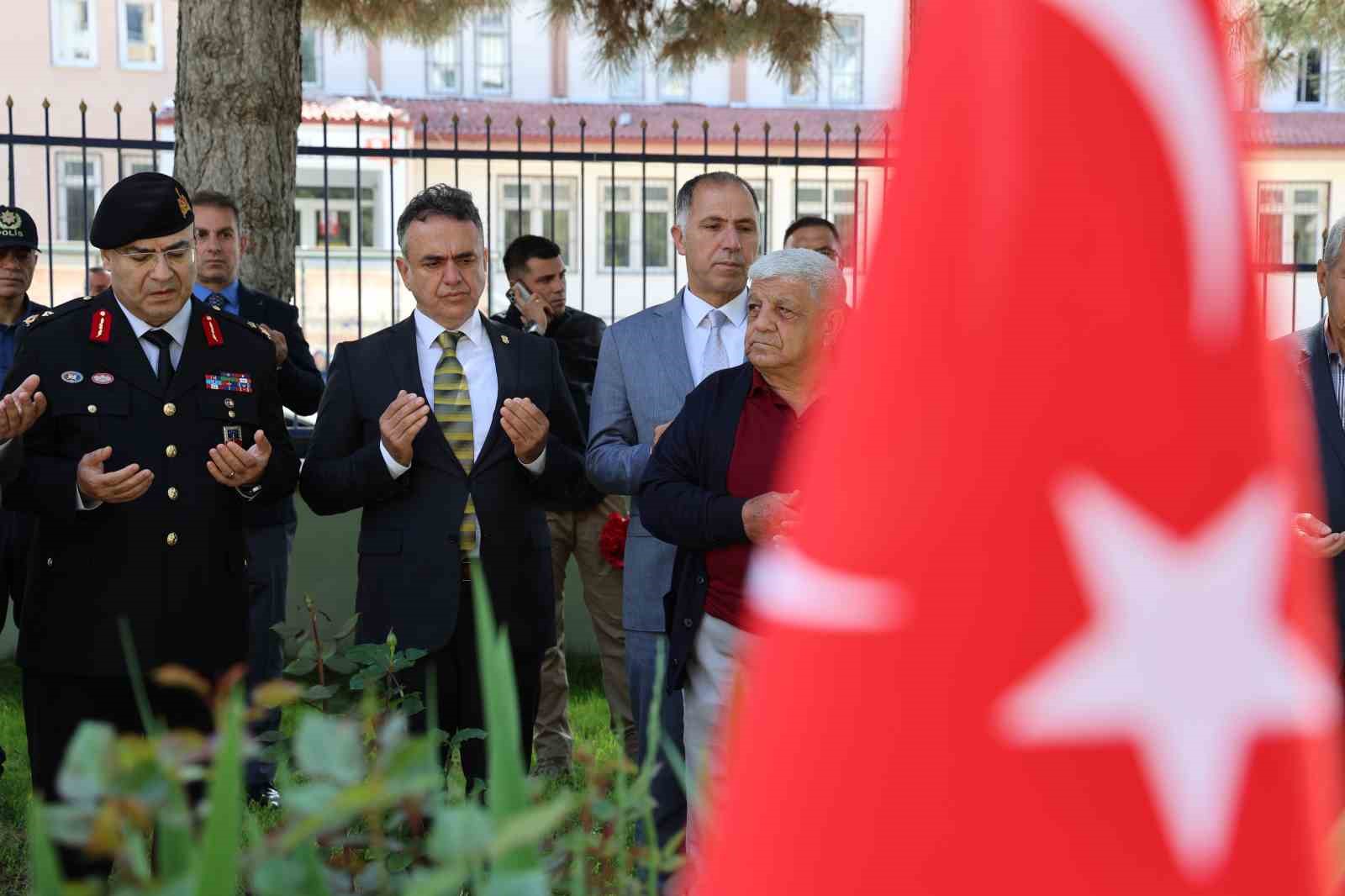 Elazığ il protokolünden kurban bayramı öncesi şehitliklere anlamlı ziyaret