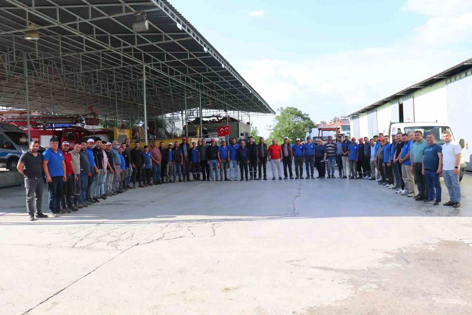 Başkan Özel, belediye personeliyle bayramlaştı