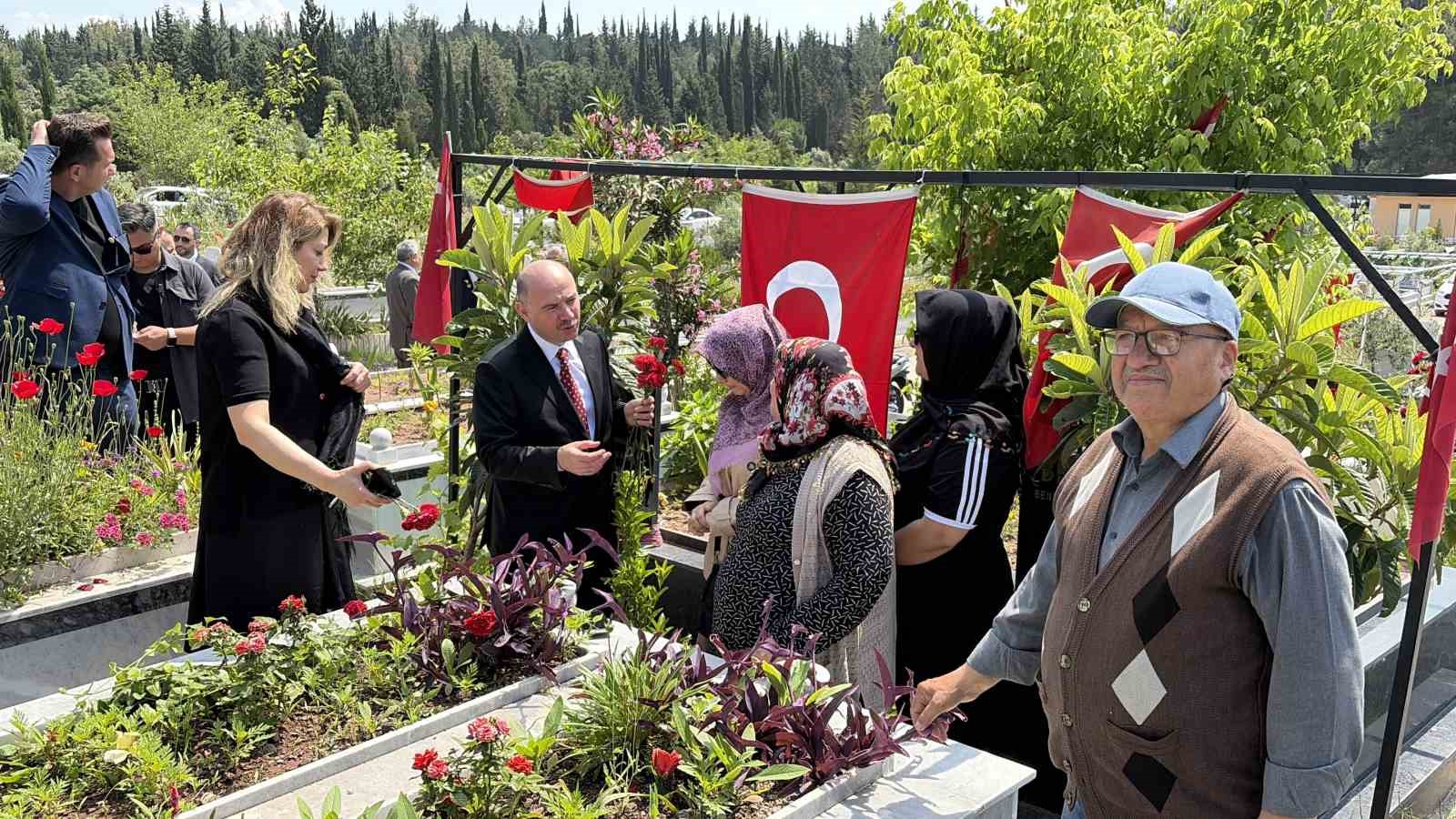Osmaniye’de şehit kabirlerine karanfil bırakıldı