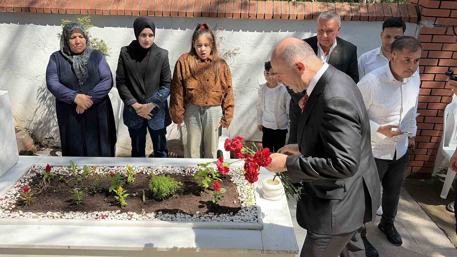 Osmaniye’de şehit kabirlerine karanfil bırakıldı