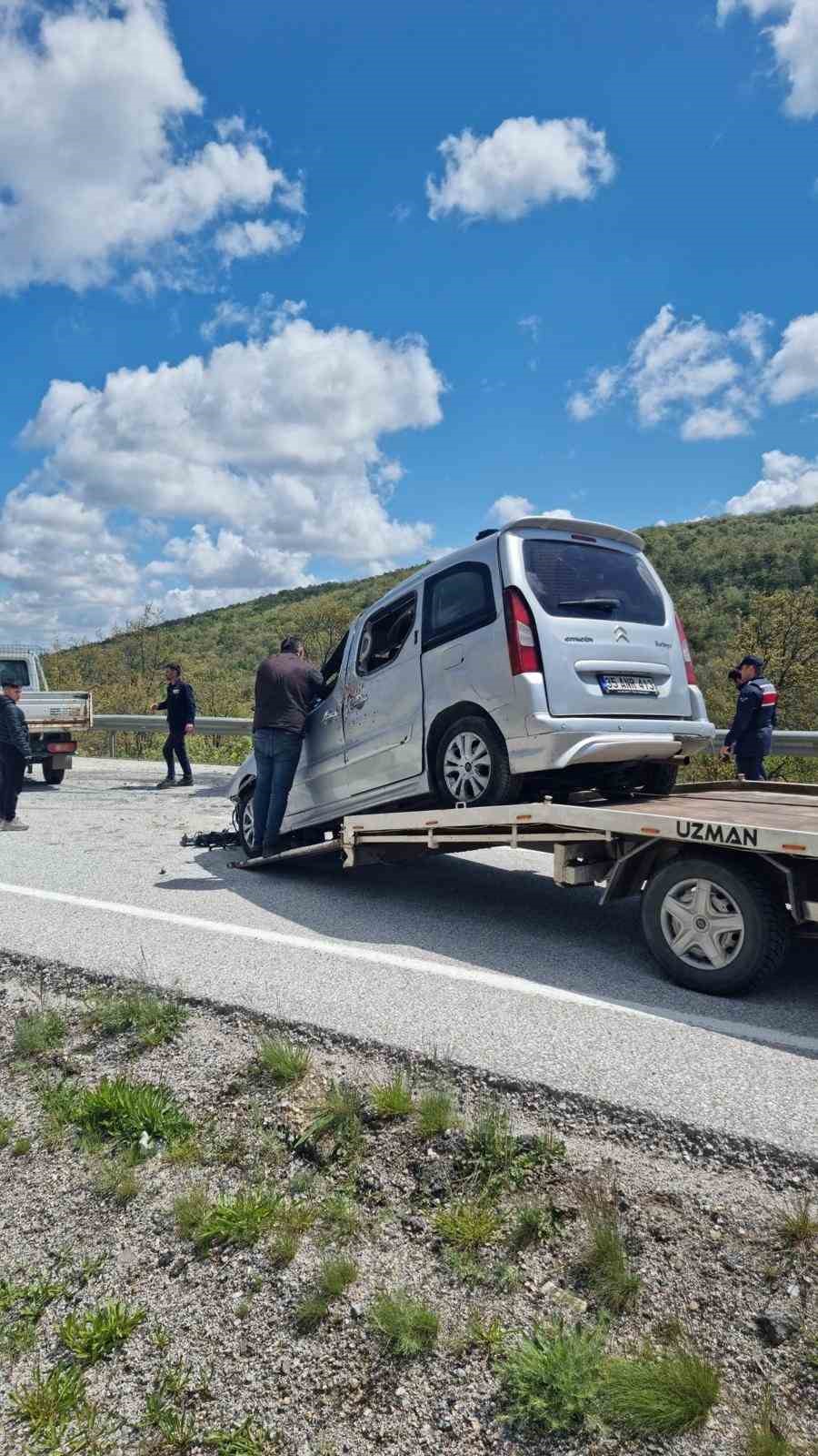 Yozgat’ta bariyerlere çarpan hafif ticari araçtaki 6 kişi yaralandı