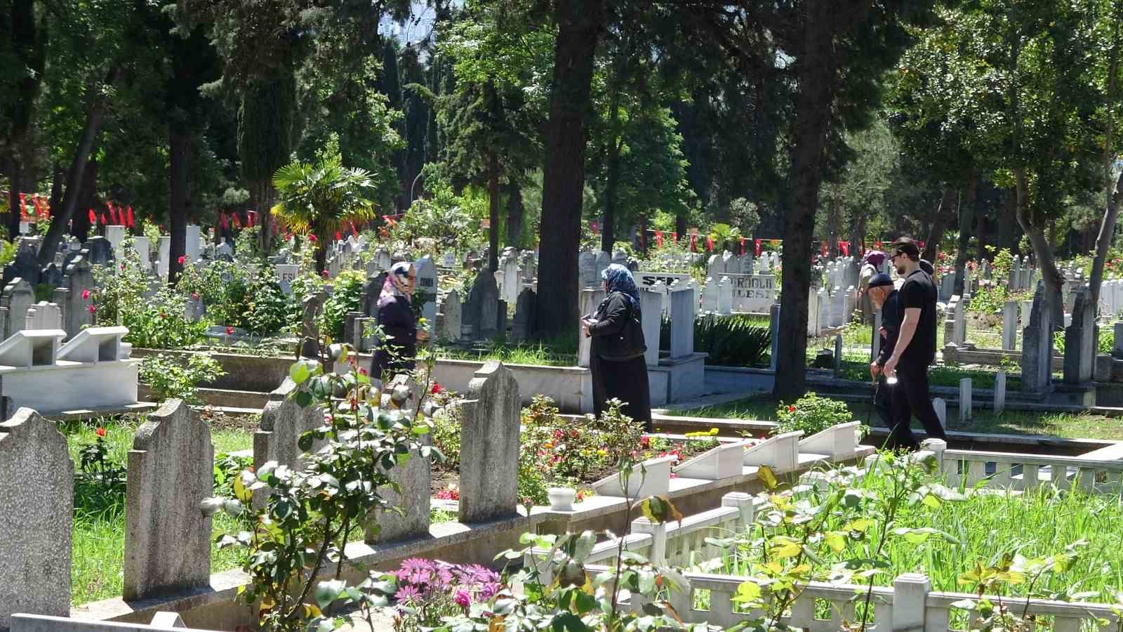 Mezarlıklarda h&uuml;z&uuml;n: 90 yaşındaki şehit annesinin 34 yıldır dinmeyen acısı
