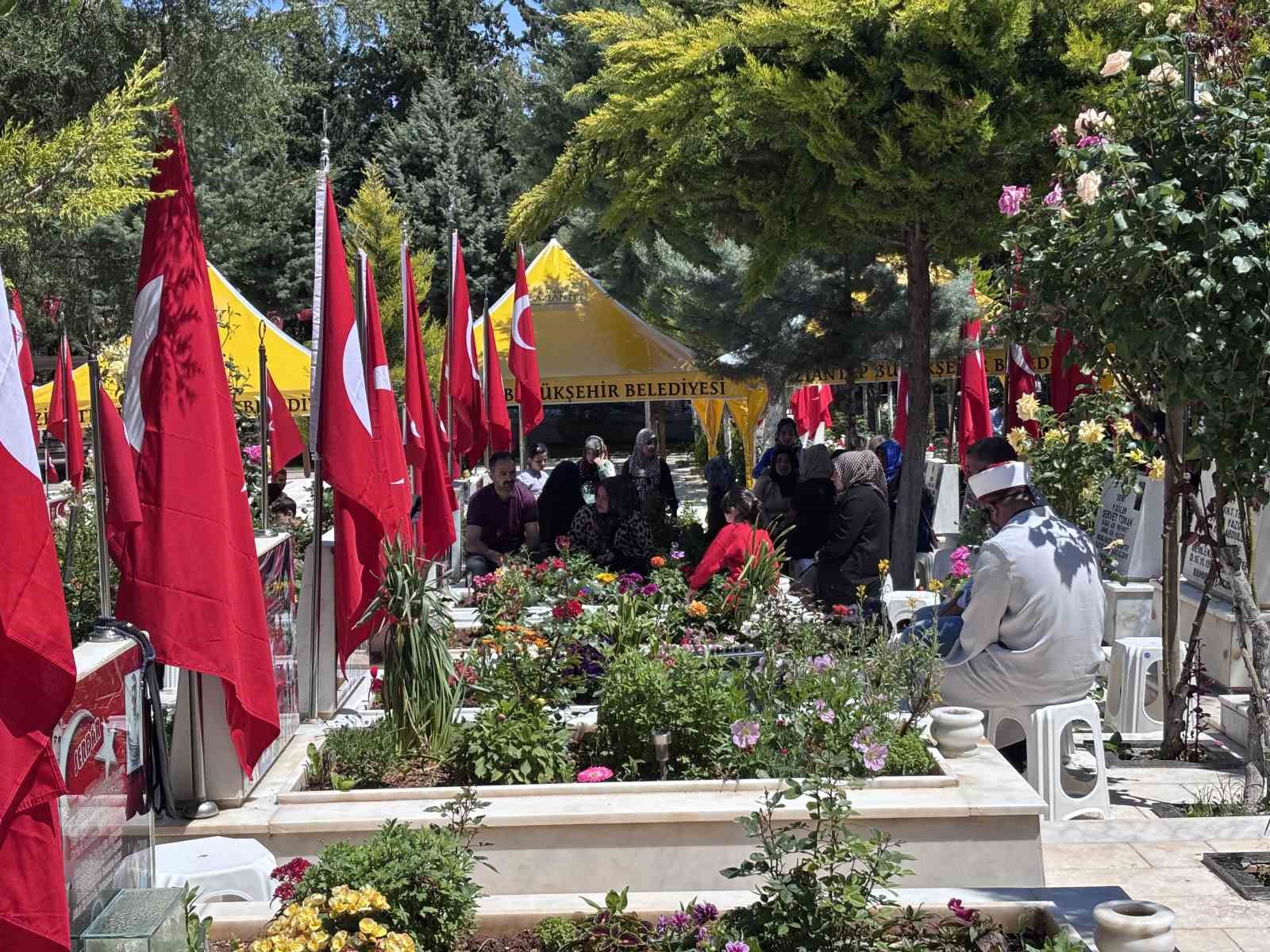 Gaziantep’te mezarlıklar ve şehitlikler Arefe günü doldu taştı