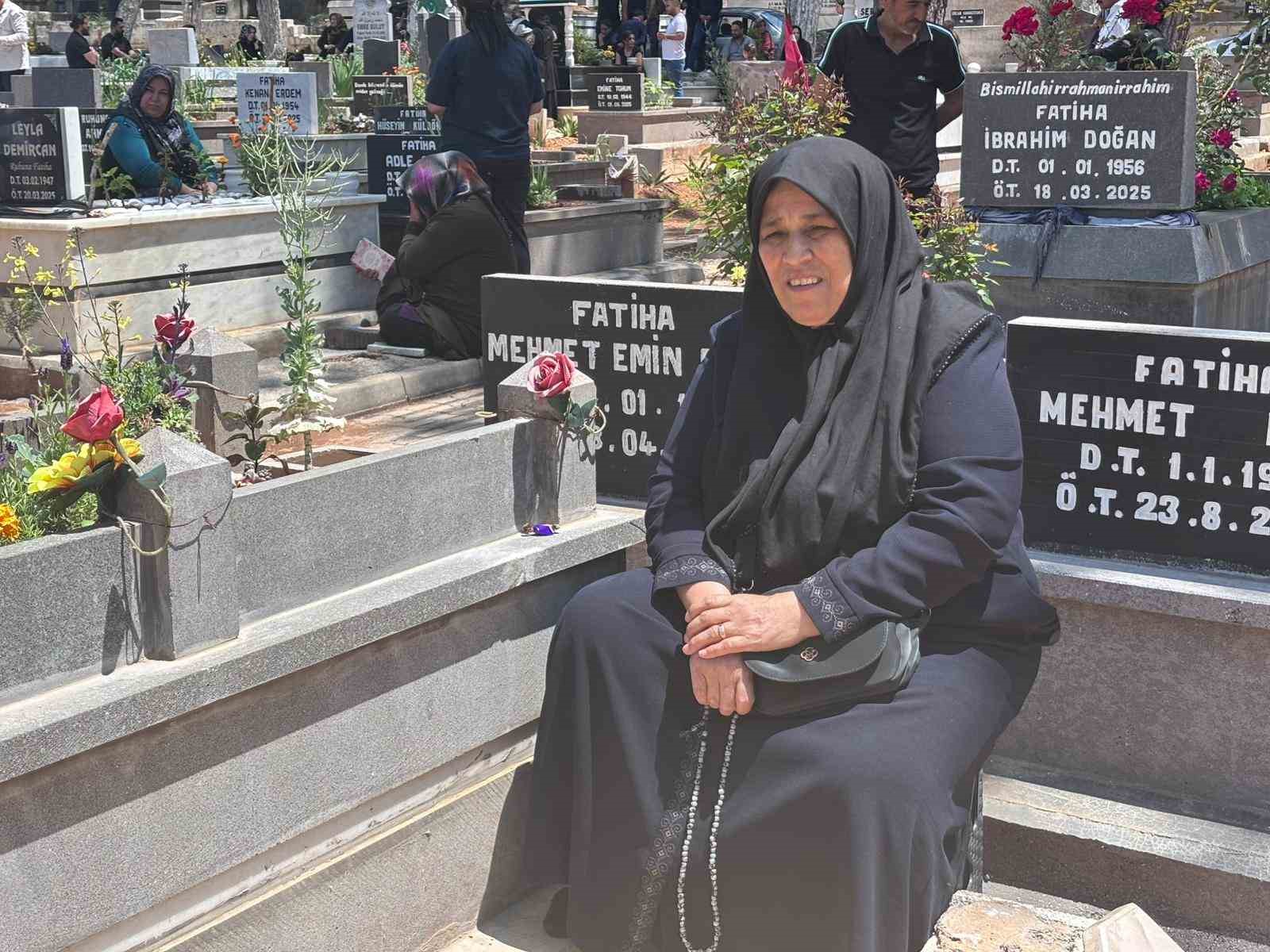 Gaziantep&rsquo;te mezarlıklar ve şehitlikler Arefe g&uuml;n&uuml; doldu taştı
