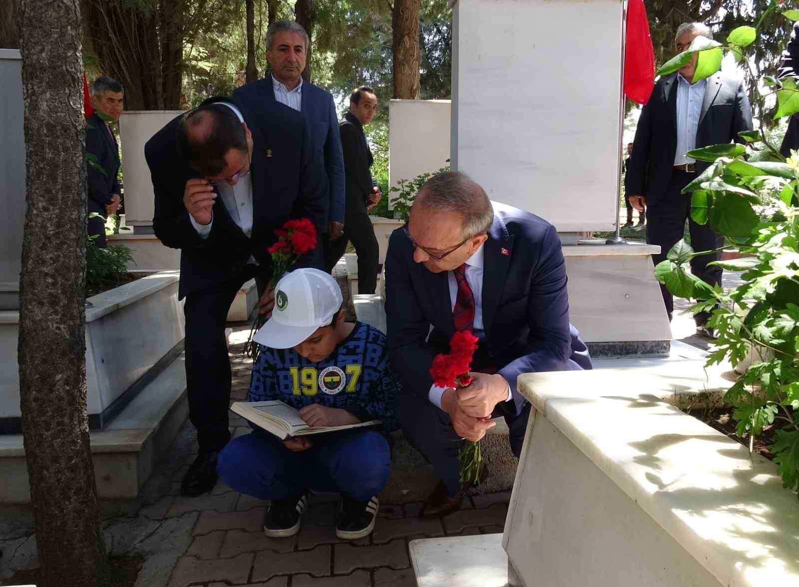 Malatya protokol&uuml;nden şehitlik ziyareti
