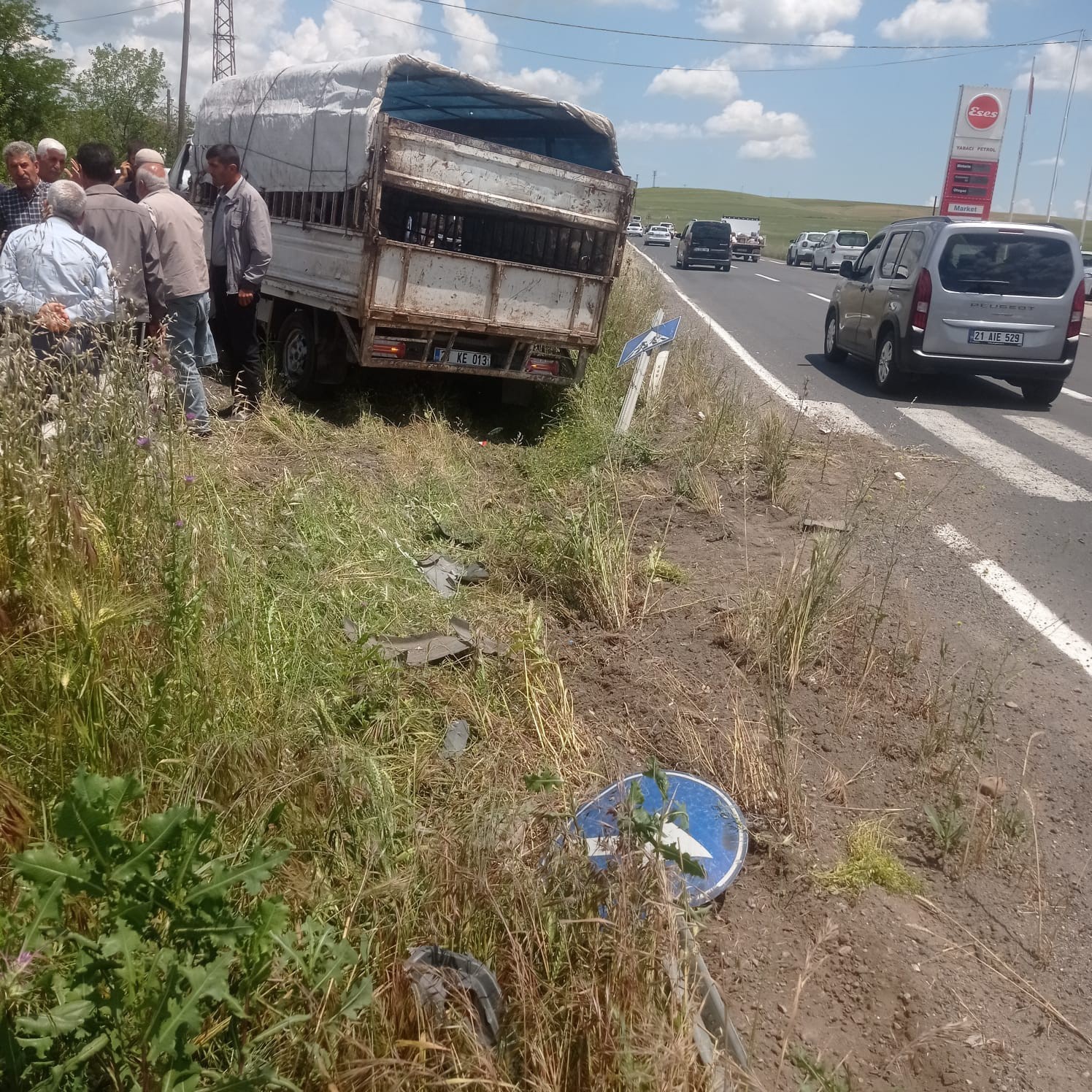 Kurbanlıkları taşıyan kamyonetle hafif ticari ara&ccedil; &ccedil;arpıştı: 1&rsquo;i ağır 4 yaralı
