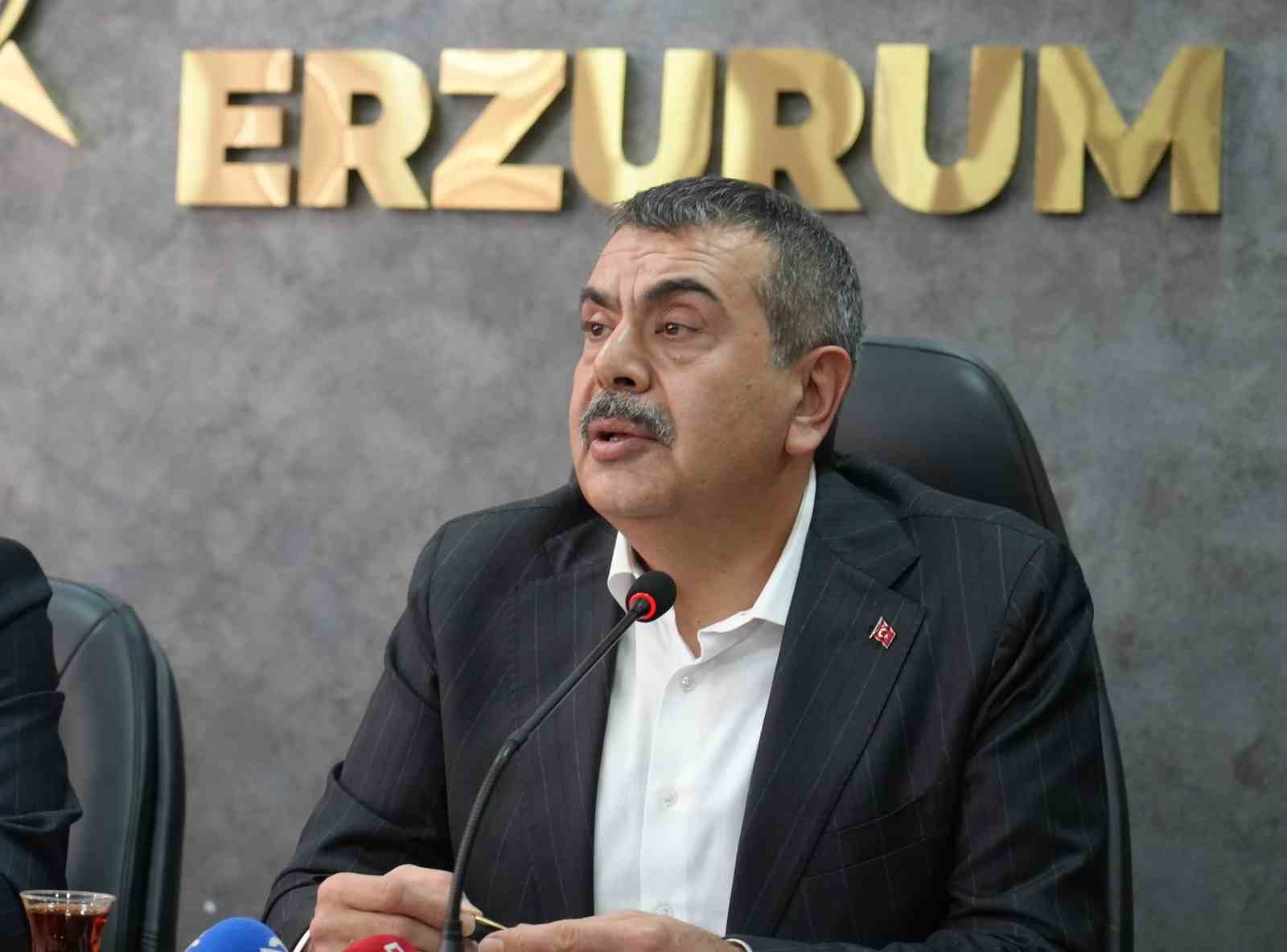 Bakan Tekin’den Özgür Özel’e: "3-5 tane partiliyi, yol arkadaşını ikna edemeyen bir genel başkan, bütün bu süreçten Cumhurbaşkanımızı sorumlu tutmaya çalışıyor"