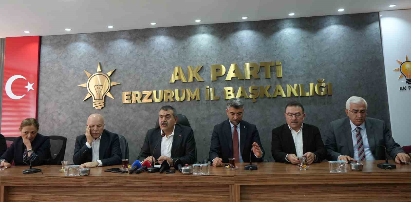 Bakan Tekin&rsquo;den &Ouml;zg&uuml;r &Ouml;zel&rsquo;e: "3-5 tane partiliyi, yol arkadaşını ikna edemeyen bir genel başkan, b&uuml;t&uuml;n bu s&uuml;re&ccedil;ten Cumhurbaşkanımızı sorumlu tutmaya &ccedil;alışıyor"
