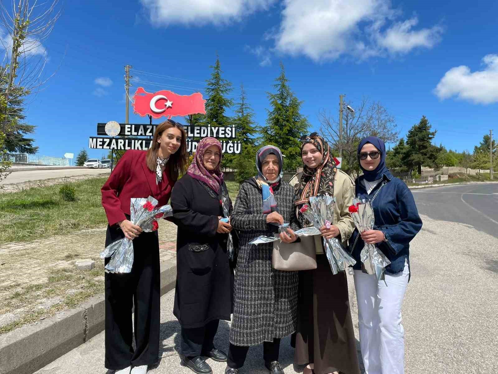 Elazığ&rsquo;da mezarlığa giden vatandaşlara karanfil dağıtıldı
