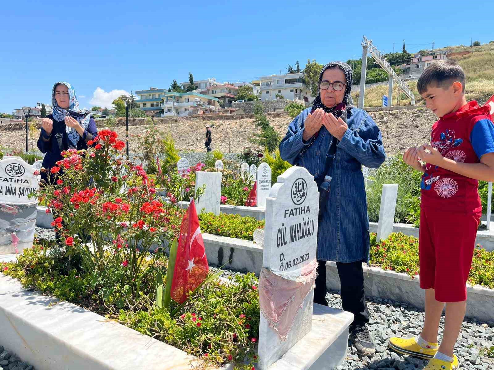 Deprem mezarlığında buruk arefe
