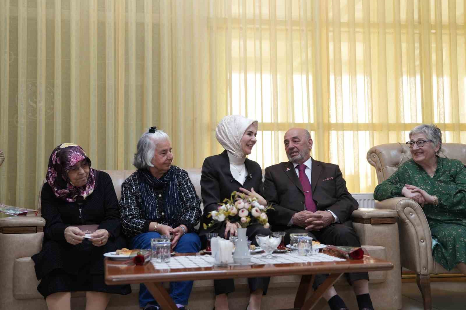 Aile ve Sosyal Hizmetler Bakanı G&ouml;ktaş, bayram ziyaretlerinde bulundu
