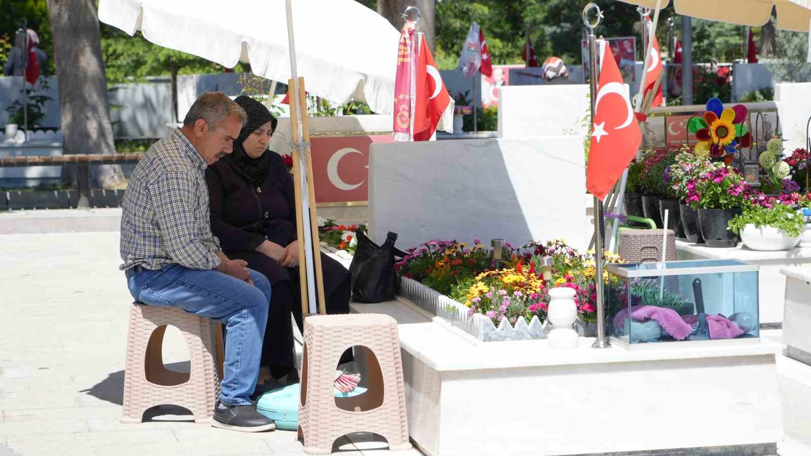 Şehit aileleri ve gazi yakınları bayram arefesinde şehitlikleri ziyaret etti
