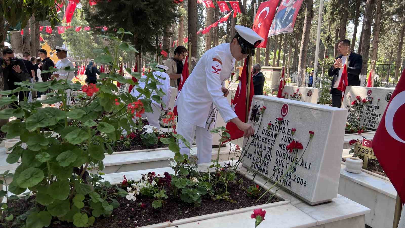Mersin’de bayramda şehitlik unutulmadı