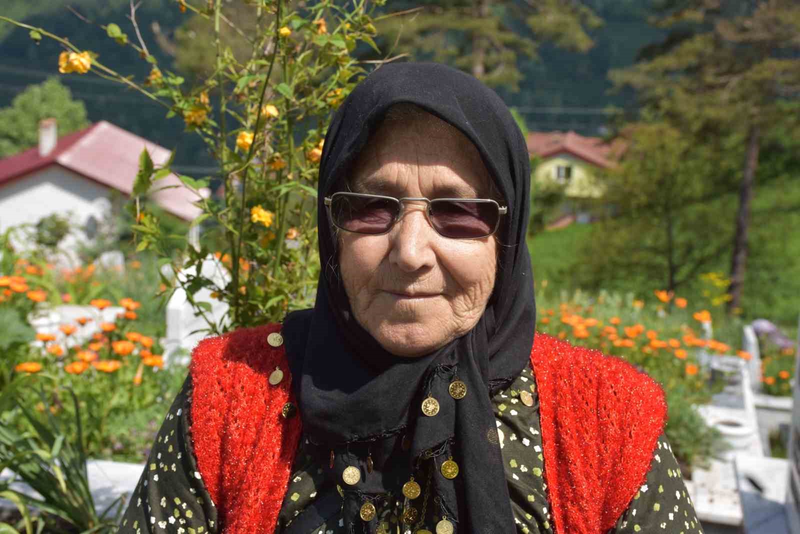Sakarya&rsquo;da arefe g&uuml;n&uuml; mezarlıklarda duygu dolu ziyaret
