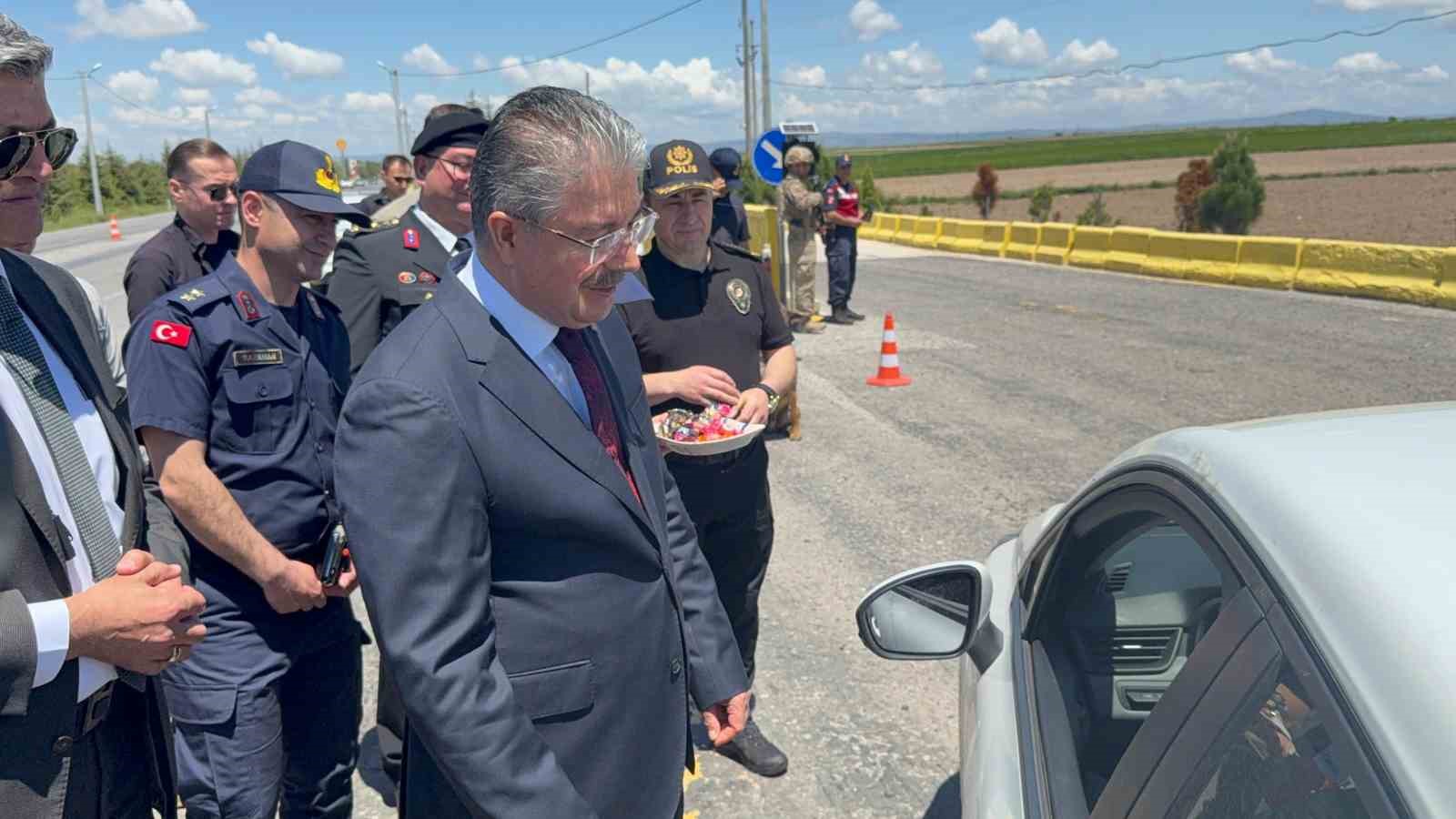 Vali Yılmaz’dan jandarma uygulama noktasında sürücülerle bayramlaştı