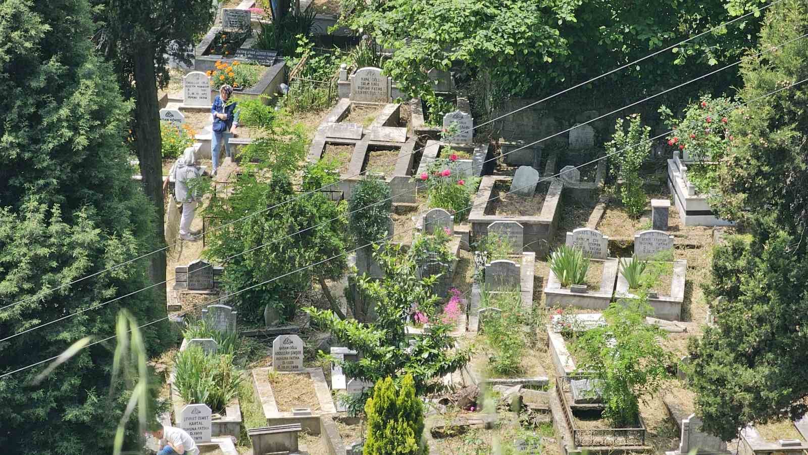 Zonguldak’ta arefe günü mezarlıkta ziyaretçi yoğunluğu