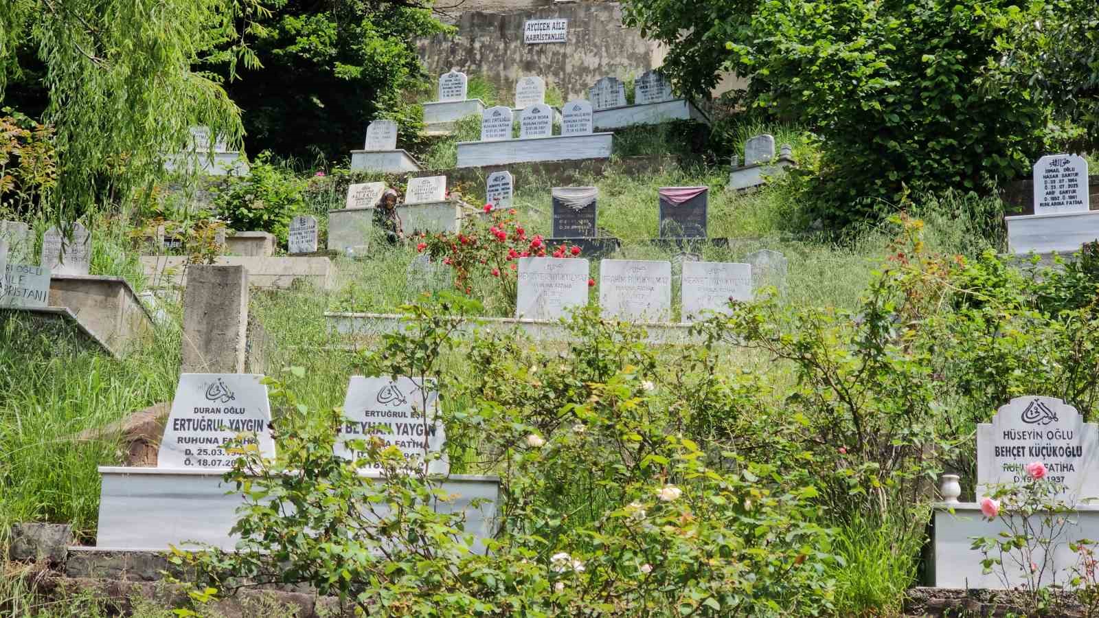 Zonguldak&rsquo;ta arefe g&uuml;n&uuml; mezarlıkta ziyaret&ccedil;i yoğunluğu
