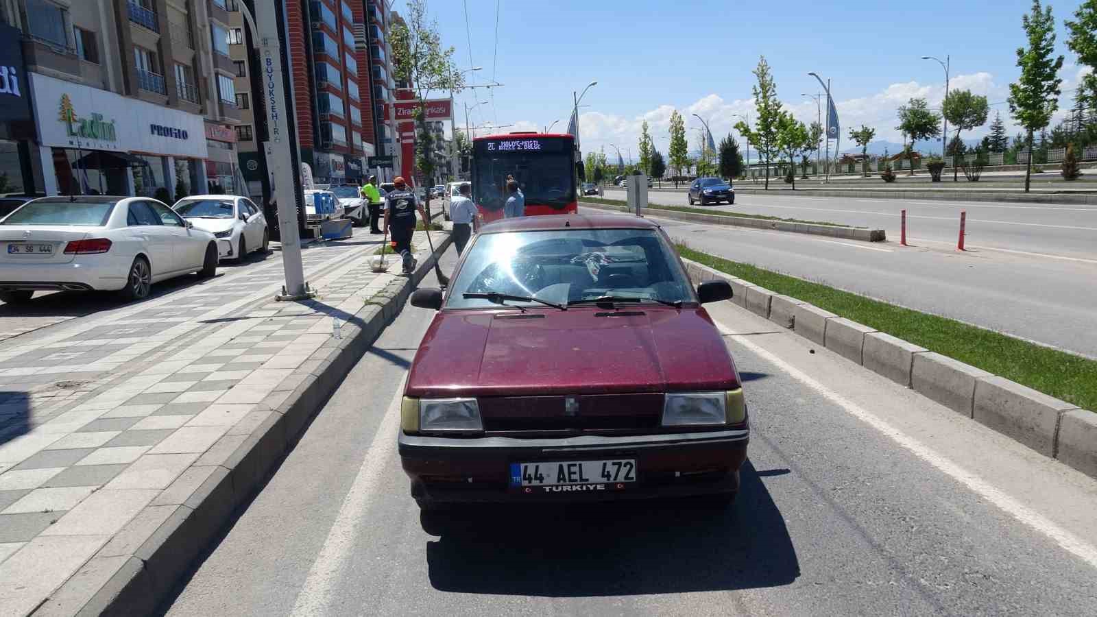 Malatya&rsquo;da yolcu otob&uuml;s&uuml; ile otomobil &ccedil;arpıştı: 5 yaralı
