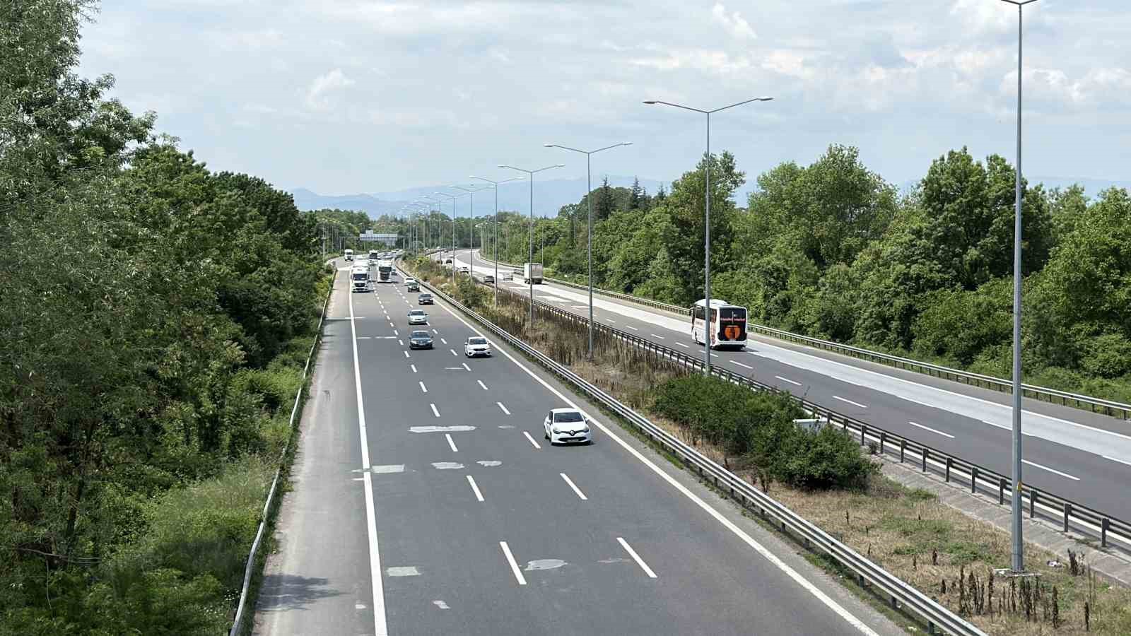 TEM’in Düzce geçişinde arefe günü trafik akıcı ilerliyor