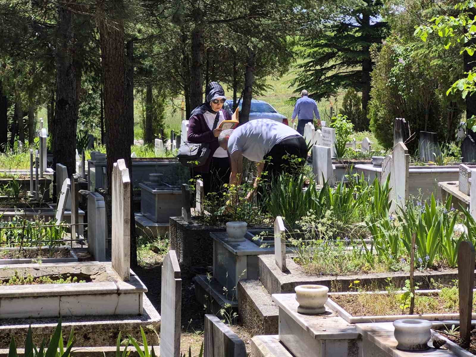 Kurban Bayramı arefesinde mezarlık ziyaretleri