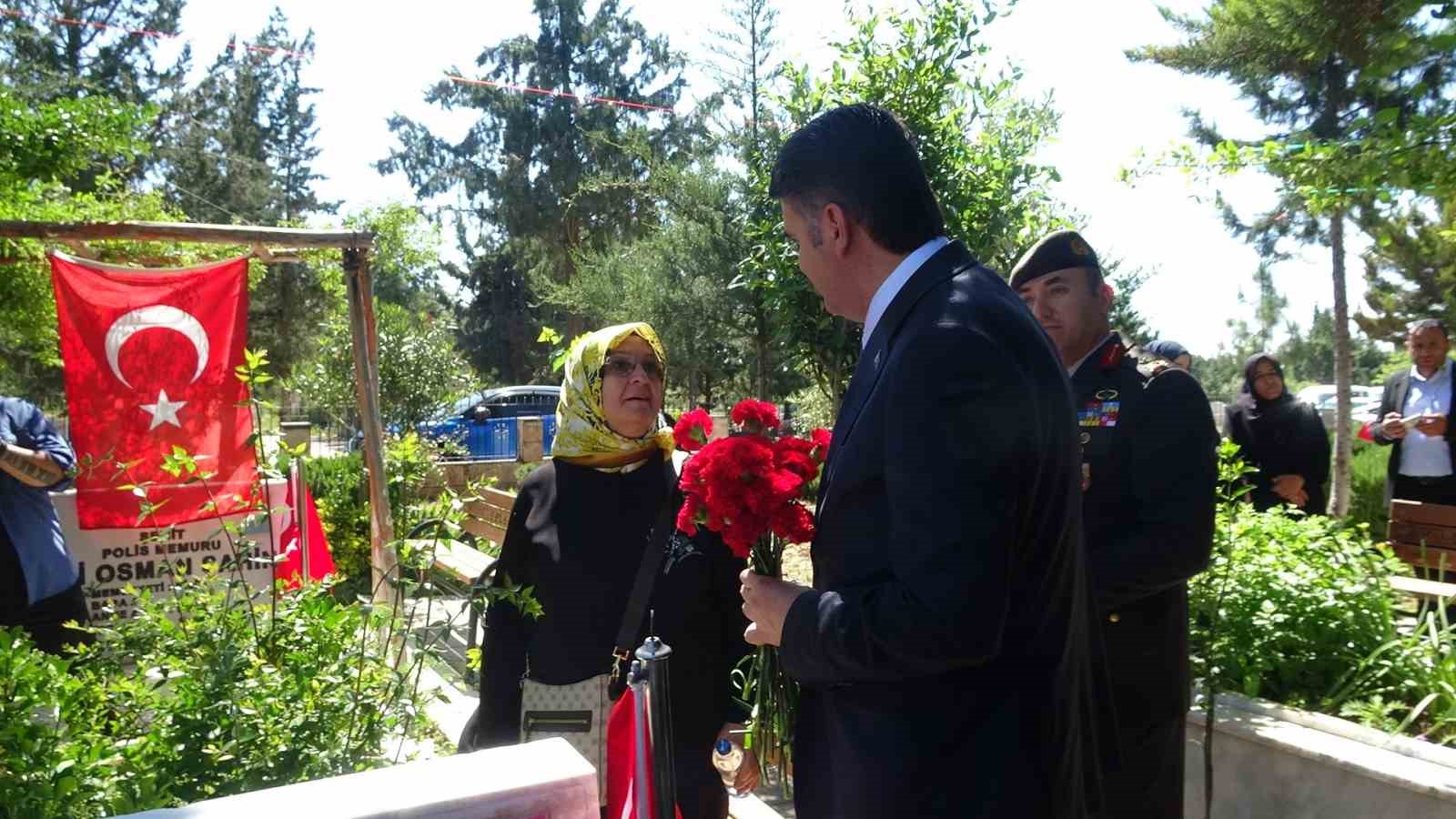 Kilis Valisi Kalaylı bayram arefesinde şehitleri unutmadı
