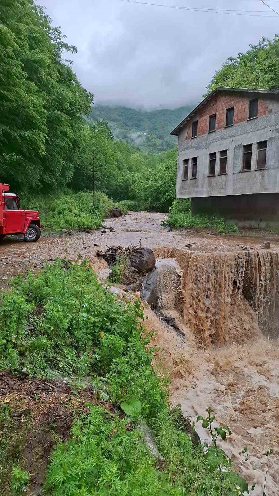 Artvin’de sağanak taşkınlara neden oldu