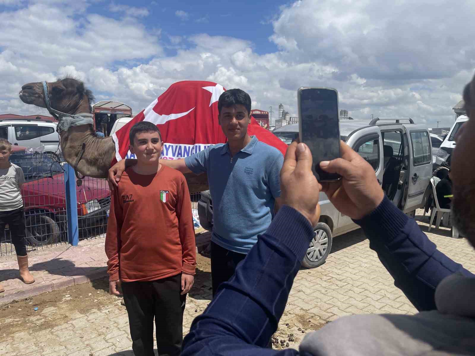 Kurban pazarının g&ouml;zdesi deve 330 bin TL&rsquo;ye satıldı
