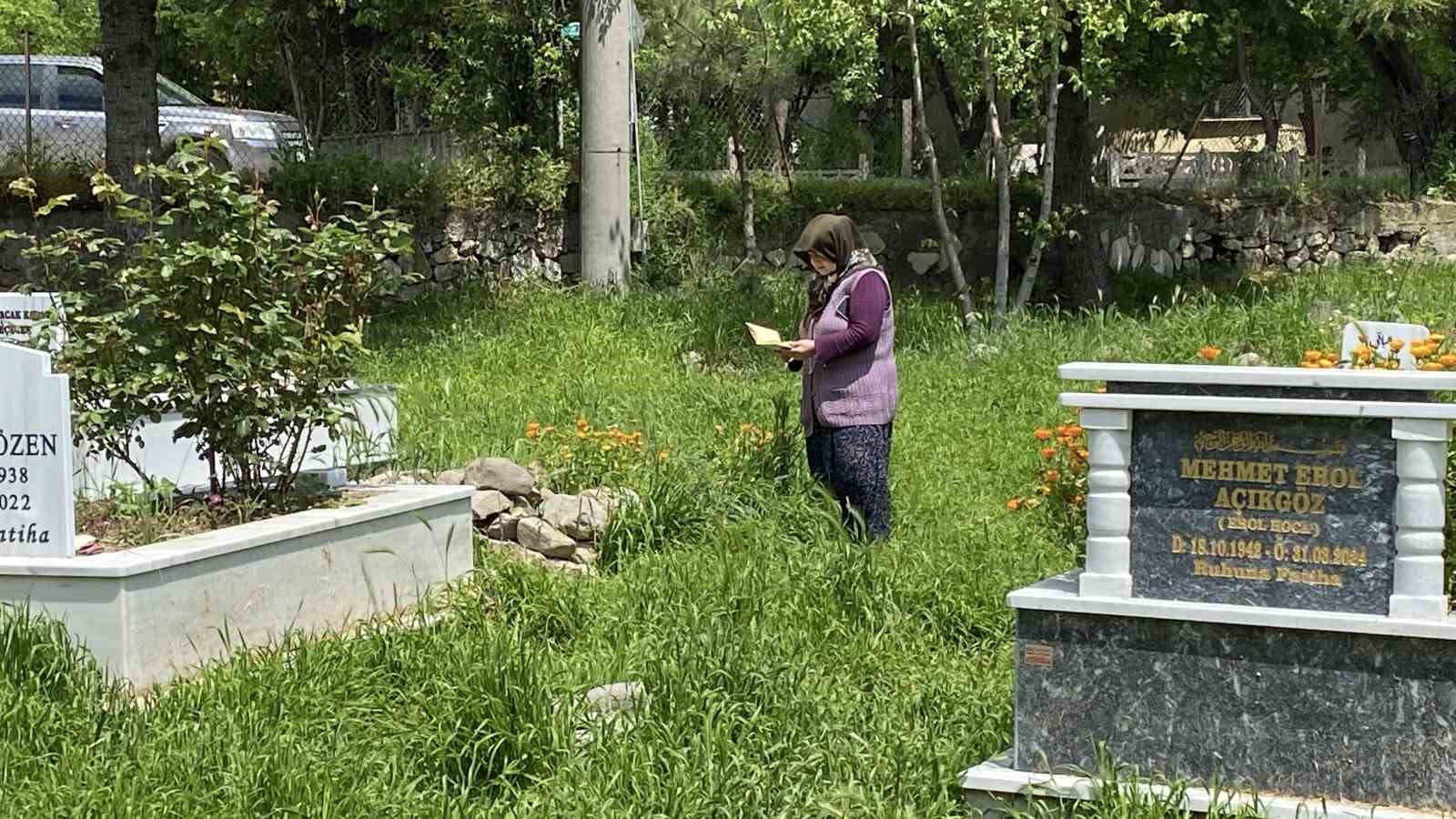 Bolu’da vatandaşlar arefe günü kabir başında dua etti
