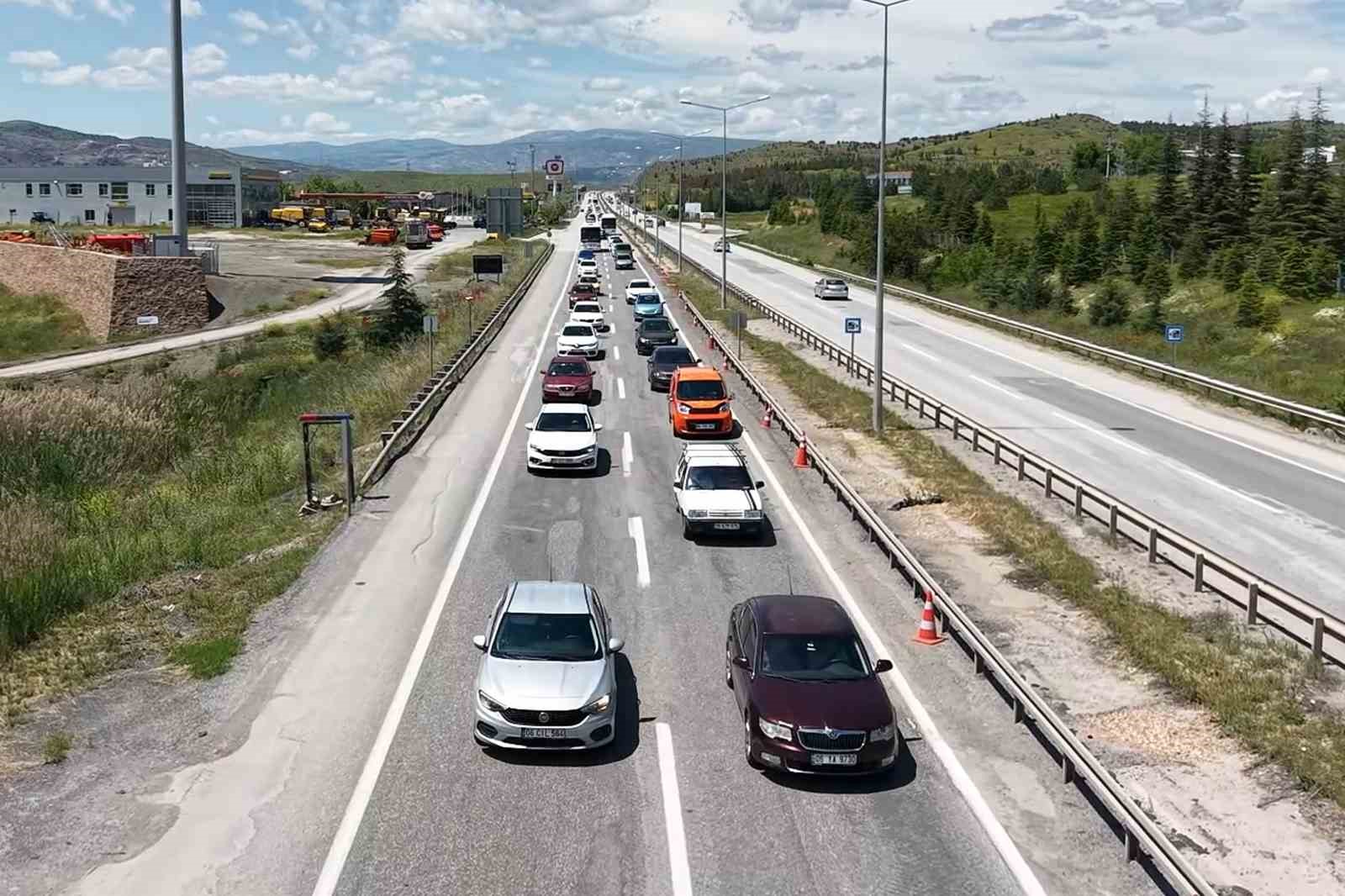 43 ilin geçiş noktasında trafik hareketliliği devam ediyor: Validen sürücülere emniyet kemeri ve hız uyarısı