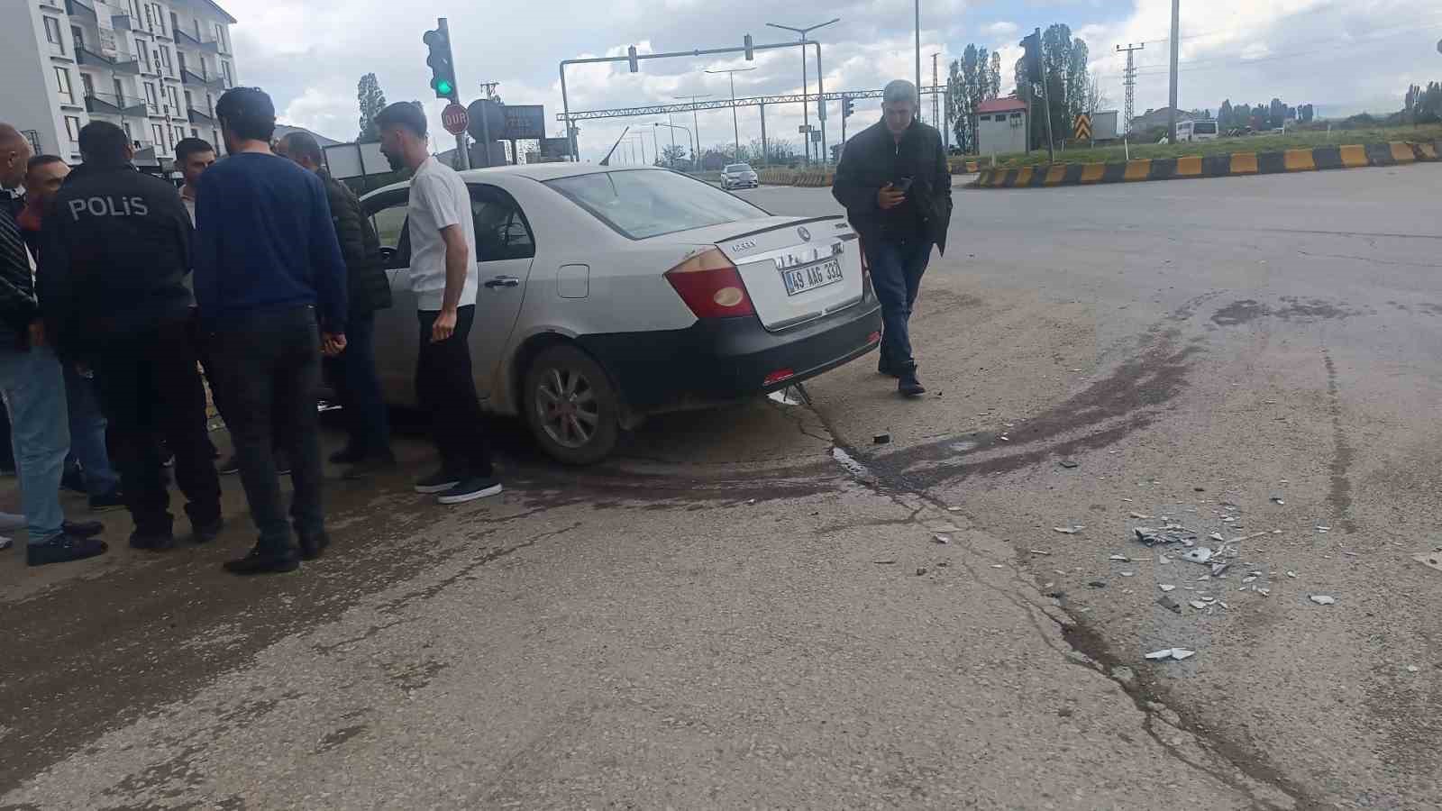 Hasköy’de hafriyat kamyonu ile otomobil çarpıştı: 1 yaralı