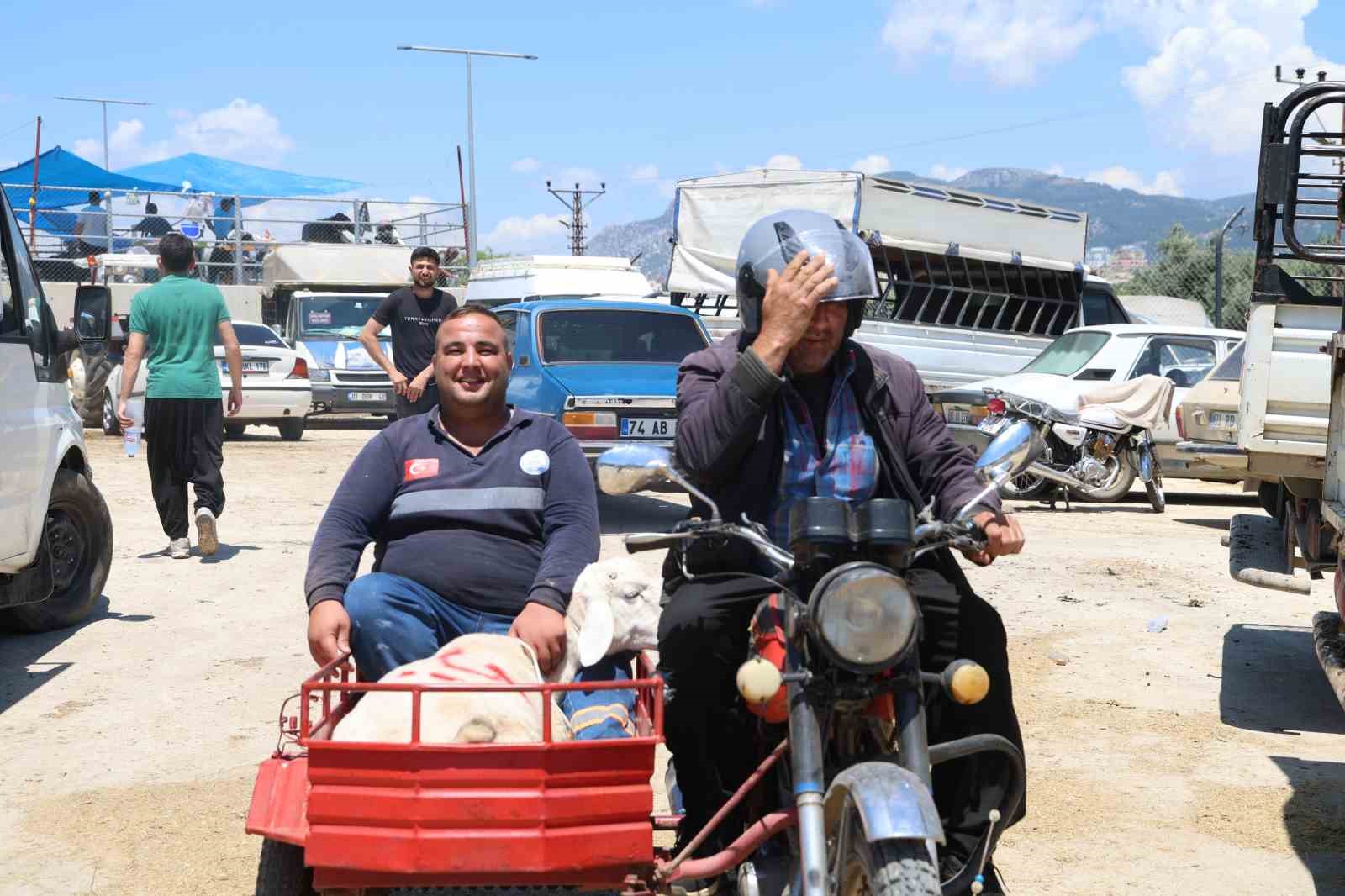 Kurbanlıkları sepetli motosikletlerle taşıdılar
