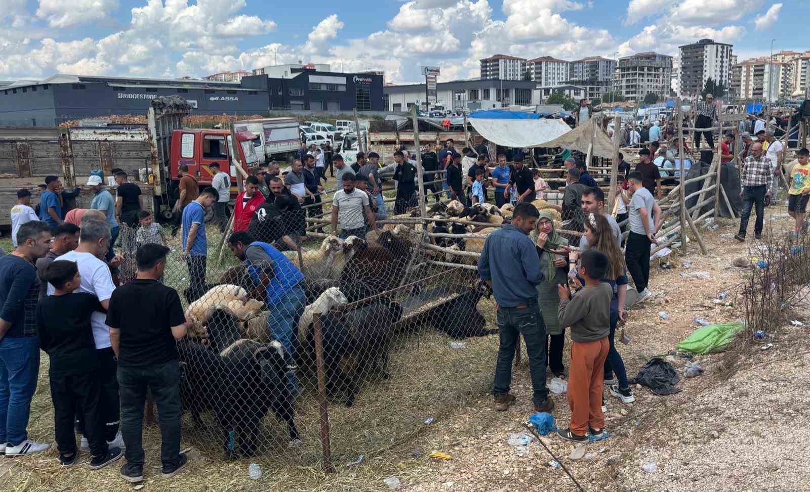 Arefe günü Gaziantep’teki kurban pazarlarında yoğunluk had safhaya çıktı