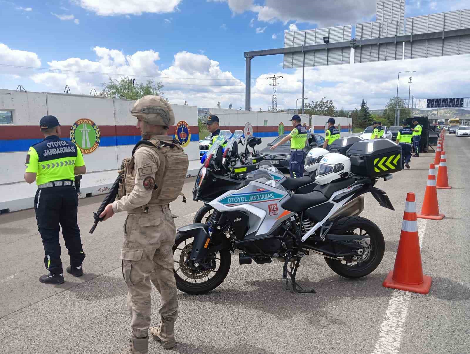 Ankara&rsquo;da jandarmadan bayram &ouml;ncesi hava destekli trafik denetimi

