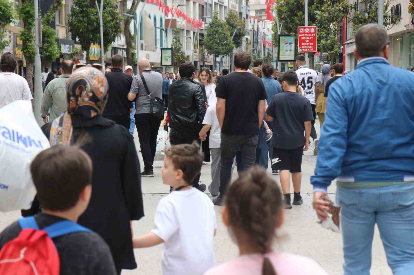 Sakarya’da bayram alışverişi telaşı: "Kedi yavrusu gibi sağa sola dağıldık"