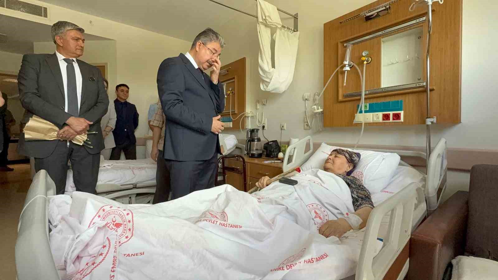 Vali Yılmaz&rsquo;dan sağlık &ccedil;alışanı ve hastalara bayram ziyareti
