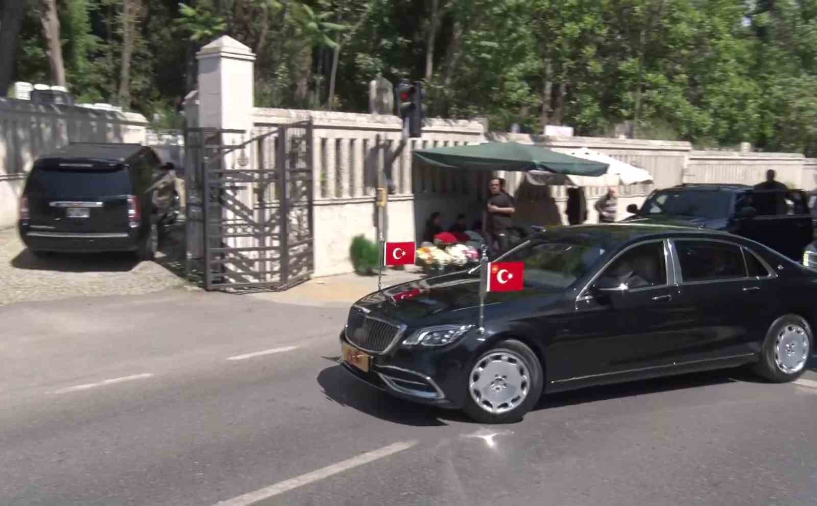 Cumhurbaşkanı Erdoğan anne ve babasının kabirlerini ziyaret etti
