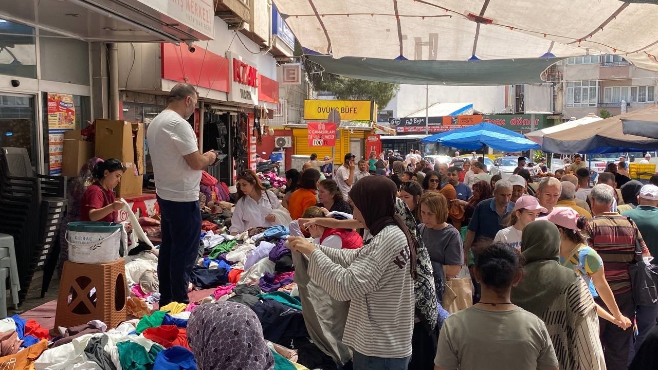Arife g&uuml;n&uuml; pazarda bayramlık hareketliliği esnafın y&uuml;z&uuml;n&uuml; g&uuml;ld&uuml;rd&uuml;
